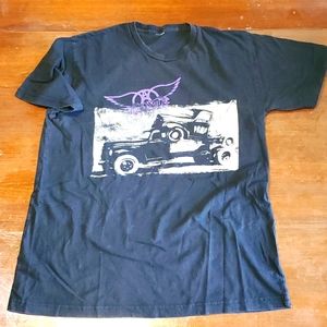 Large black tee w/ Aerosmith logo. A4.